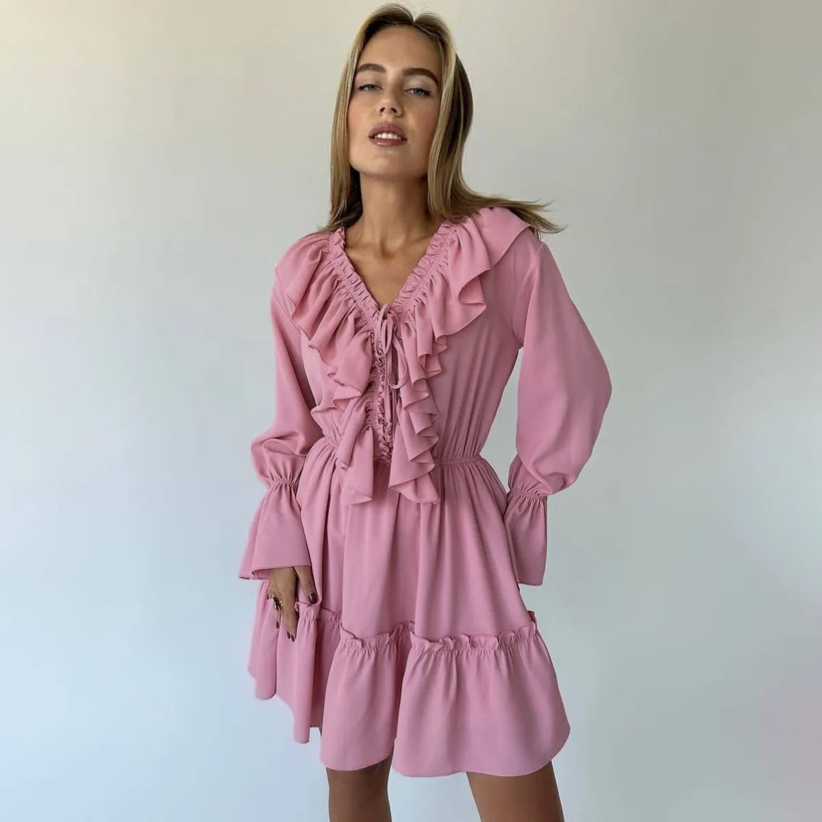 Alondra Fashion Jurk met lange mouwen en geplooide V-hals met ruches