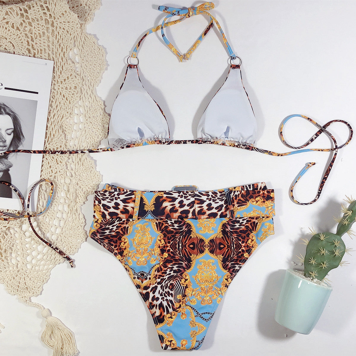 Bodyflatterende bikini met halternek en print