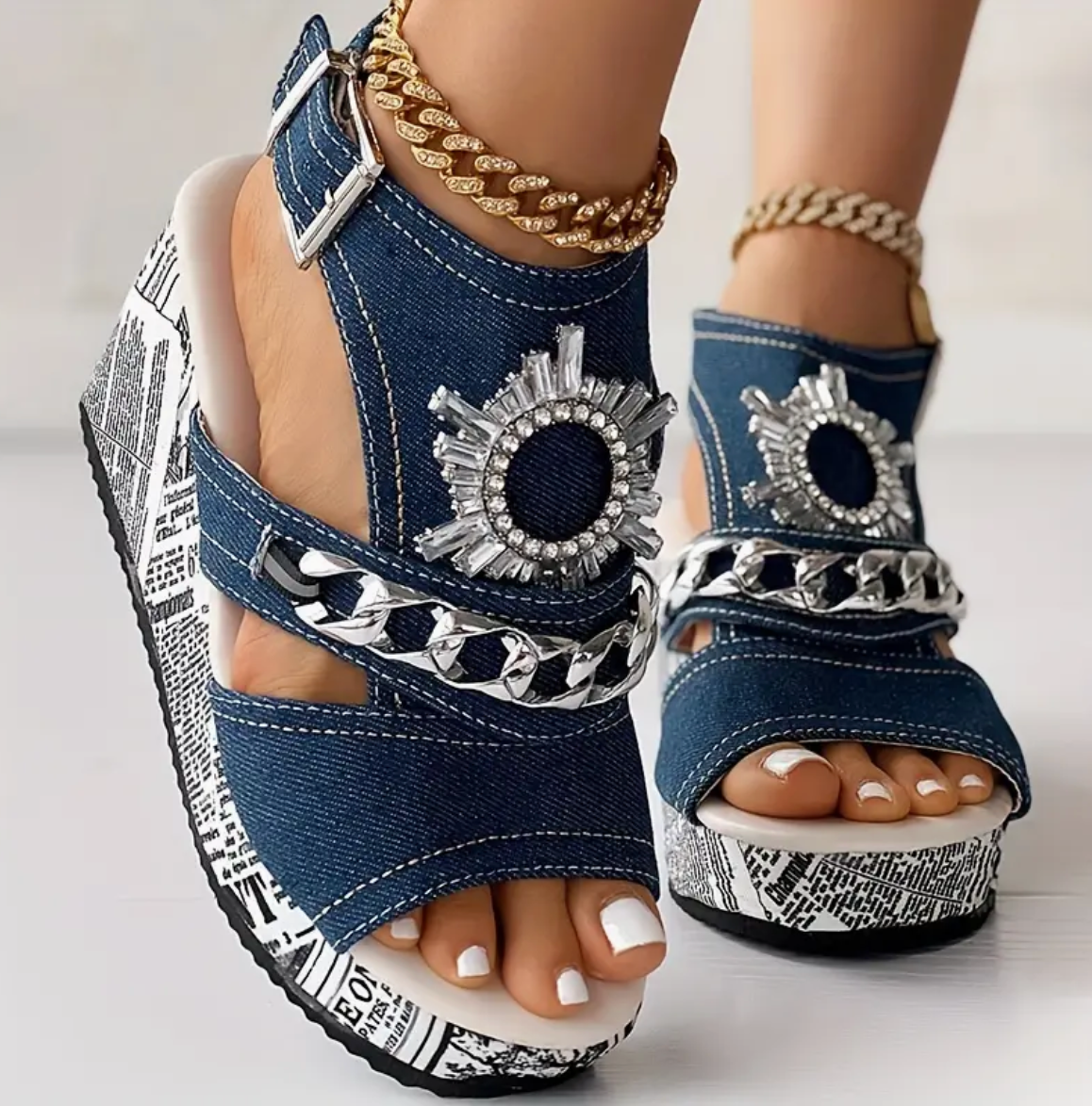 Emma - De zomerse platform sandalen met ketting en strass versiering