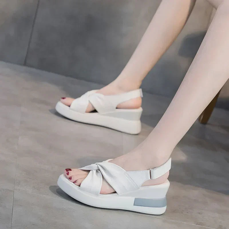 Nancy - Zomerse sandalen met sleehak en strik