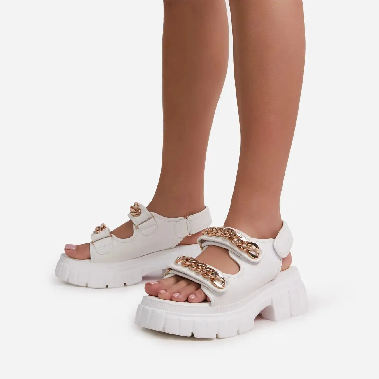 Casandra - Modieuze plateausandalen met metalen manchetknopen